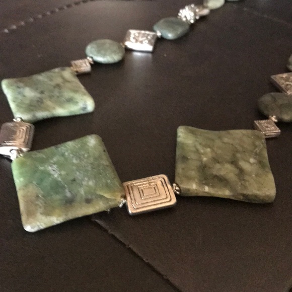 Green Stone Vintage Necklace - Picture 3 of 5